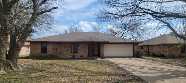 106 Chevy Chase Ln in Waxahachie, TX - Building Photo - Building Photo