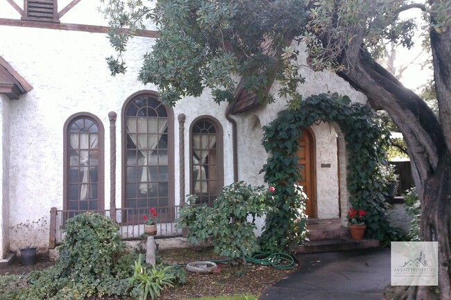 2330 N Maroa Ave in Fresno, CA - Building Photo - Building Photo