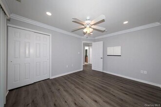 29 Lake Pointe Ct in Middle Island, NY - Building Photo - Building Photo