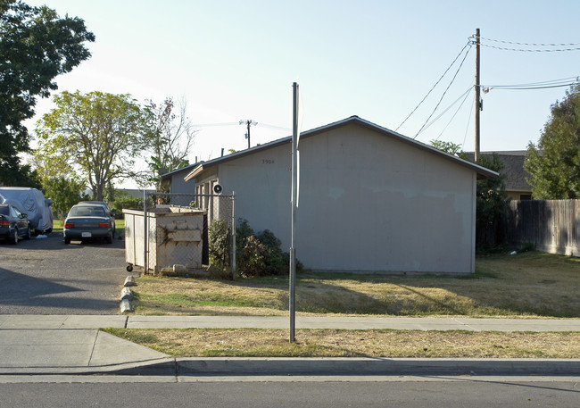 3904-3916 E Dwight Way in Fresno, CA - Building Photo - Building Photo