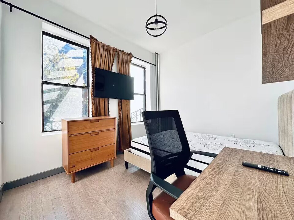 Furnished room/NOT APARTMENT, Unit 2F in Brooklyn, NY - Building Photo