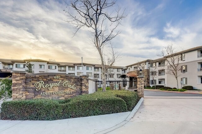 Royal Oaks 55+ Senior Apartment Community in San Marcos, CA - Foto de edificio - Building Photo