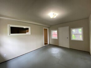 240 Lucinda St in Perry, IA - Building Photo - Building Photo