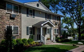 Fairfield Townhouses At Babylon Village in Babylon, NY - Building Photo - Building Photo