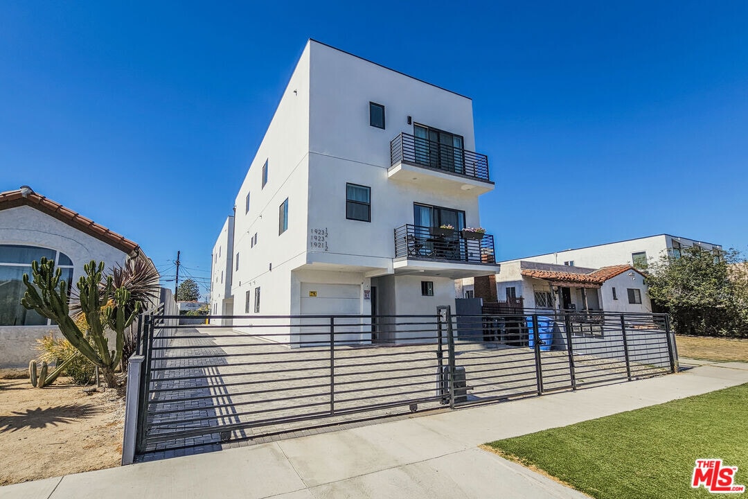 1923 Carmona Ave in Los Angeles, CA - Building Photo