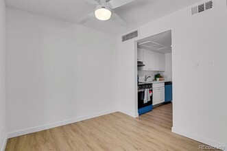 3369 S Monaco St Pkwy in Denver, CO - Building Photo - Building Photo
