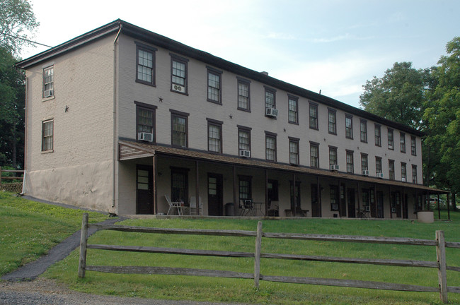 2152 Farmington Ave in Boyertown, PA - Foto de edificio - Building Photo