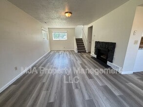 1817 E Vine St in Murray, UT - Foto de edificio - Building Photo