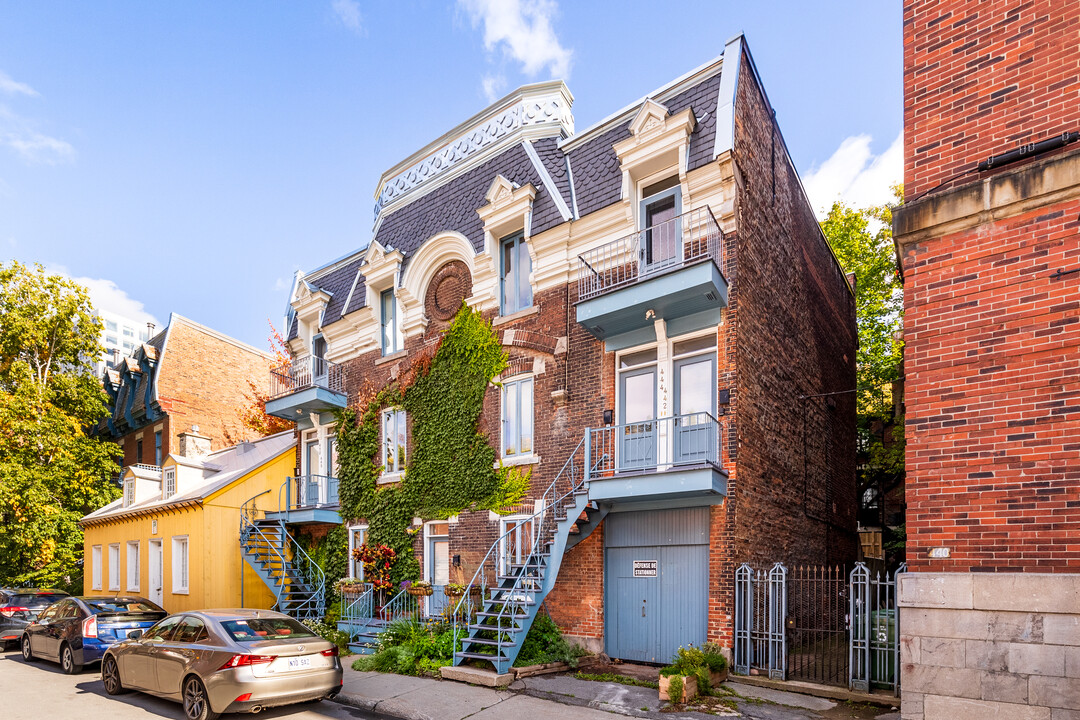 442-450 Saint-Louis Rue in Montréal, QC - Building Photo