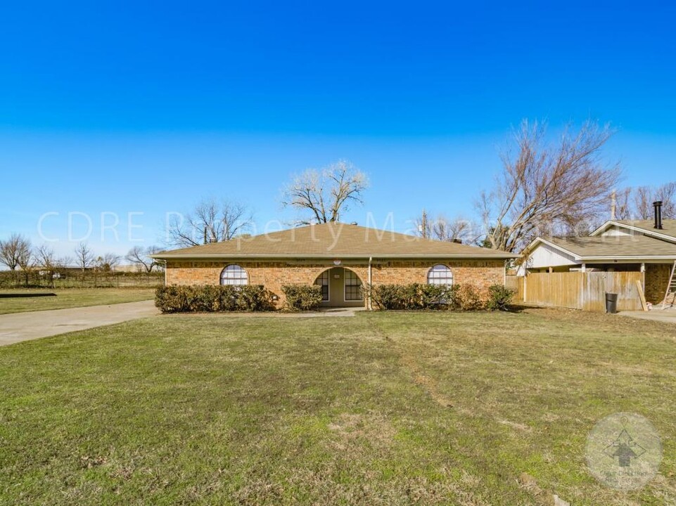 6529 Amundson Rd in North Richland Hills, TX - Building Photo