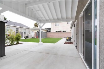 2835 Pacific Ave in Long Beach, CA - Building Photo - Building Photo