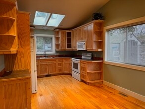 146 Marks Ave in Parksville, BC - Building Photo - Building Photo