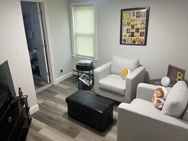 15 Rock St in Bristol, RI - Building Photo