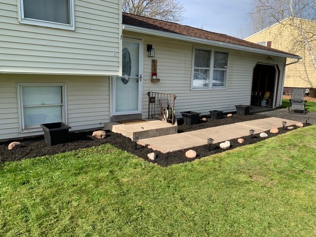 4746 Stonehurst Rd in Liverpool, NY - Building Photo - Building Photo