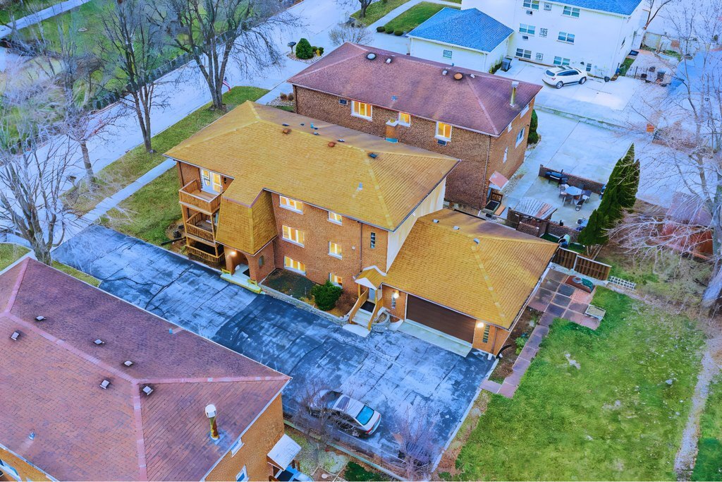 11111 S Helena Dr in Palos Hills, IL - Building Photo