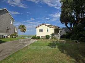 337 Dogwood Ln in Hampstead, NC - Building Photo