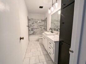 234 E Greenfield Dr in Wake Village, TX - Building Photo