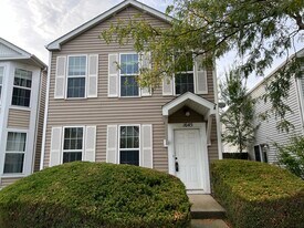 1645 Victoria Park Cir in Aurora, IL - Building Photo