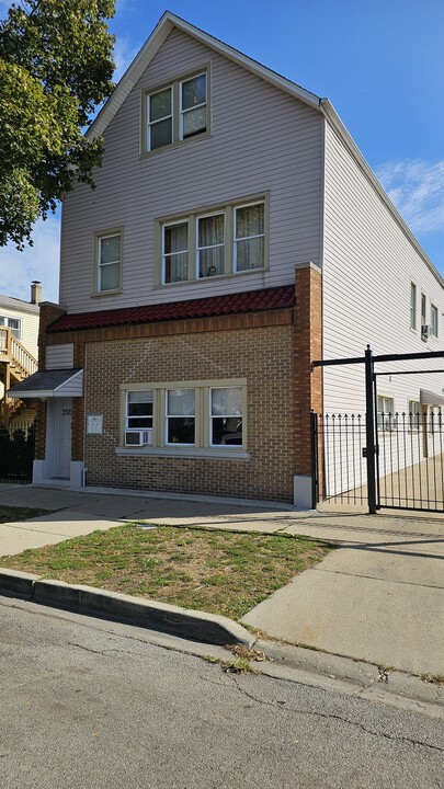 2333 N Mango Ave, Unit 1R in Chicago, IL - Building Photo
