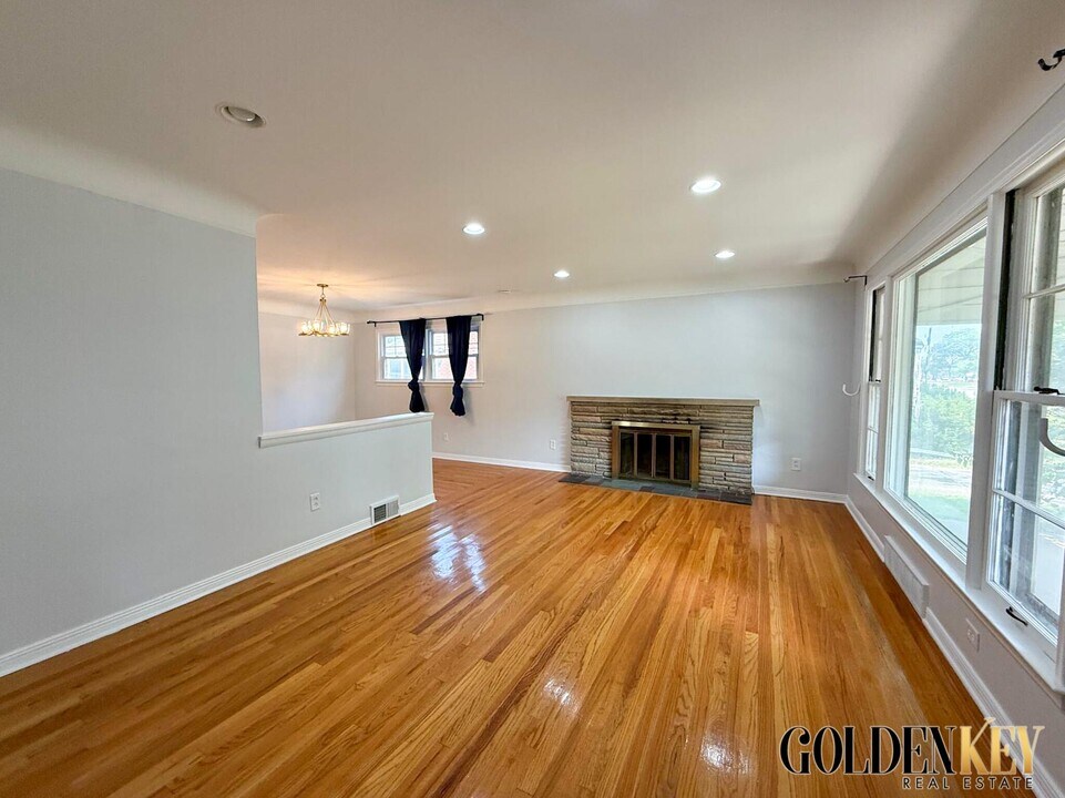 2082 Vernier Rd in Grosse Pointe Woods, MI - Building Photo