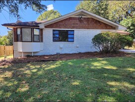 2695 Davidson Dr in Lithonia, GA - Building Photo