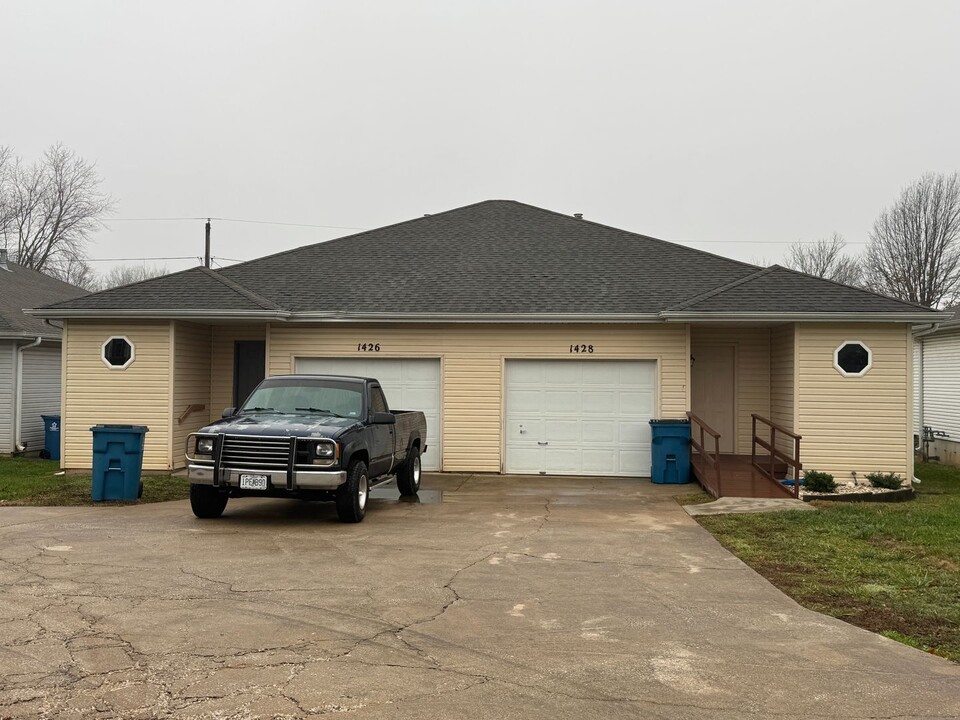 1426 W Rainey St in Ozark, MO - Building Photo