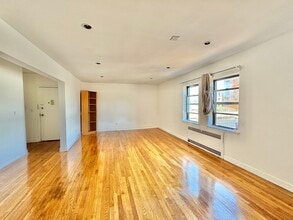 7 Bond St, Unit 3ER in Great Neck, NY - Foto de edificio - Building Photo