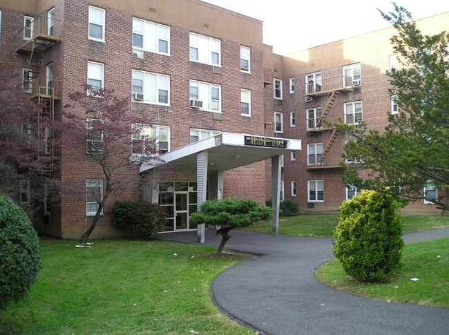 Round Oaks Apartments in Yonkers, NY - Foto de edificio - Building Photo