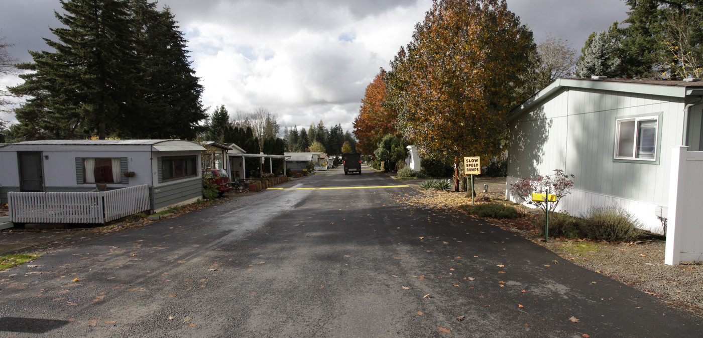 Excalibur Village in Oregon City, OR - Building Photo