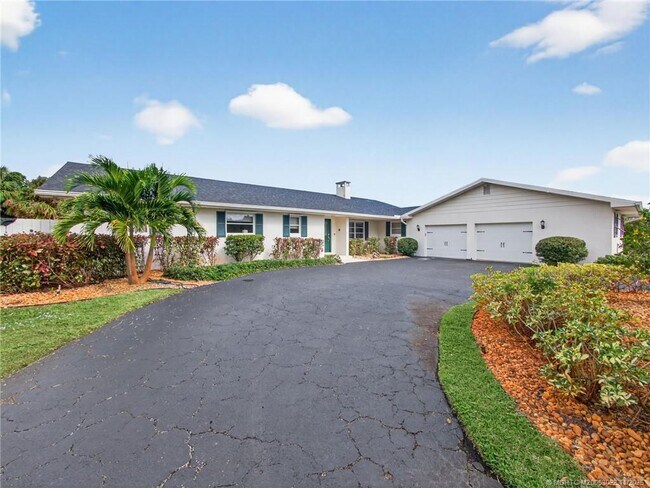 724 NW Spruce Ridge Dr in Stuart, FL - Building Photo - Building Photo