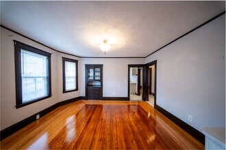 489 Medford St, Unit 489 Medford Street in Malden, MA - Foto de edificio - Building Photo
