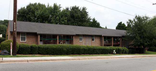 Aldergate Apartments I in Greensboro, NC - Foto de edificio - Building Photo