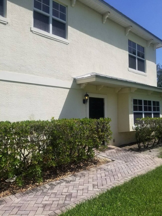 2547 Creekside Dr in Fort Pierce, FL - Building Photo - Building Photo