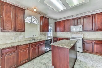 8811 Earnestwood Dr in Houston, TX - Building Photo - Building Photo