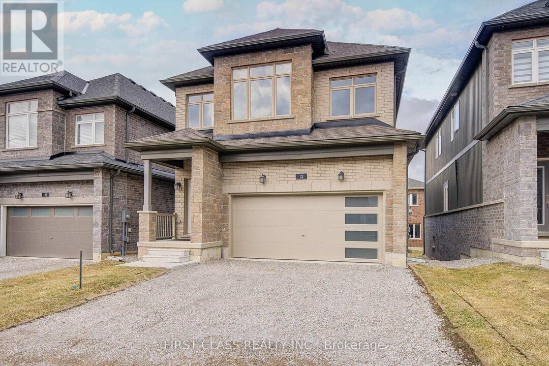 12 Barnyard Trl in Barrie, ON - Building Photo