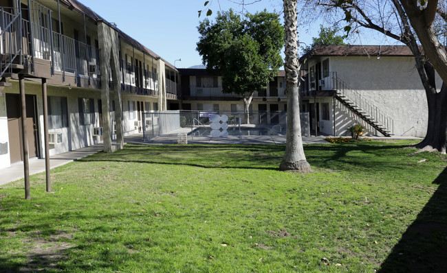 Arrowhead Commons in San Bernardino, CA - Foto de edificio - Building Photo