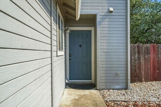 557 Kenbrook Ct in Redding, CA - Building Photo - Building Photo
