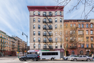 375 Manhattan Ave in New York, NY - Foto de edificio - Building Photo