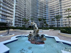 7601 E Treasure Dr, Unit 2302 in North Bay Village, FL - Foto de edificio - Building Photo