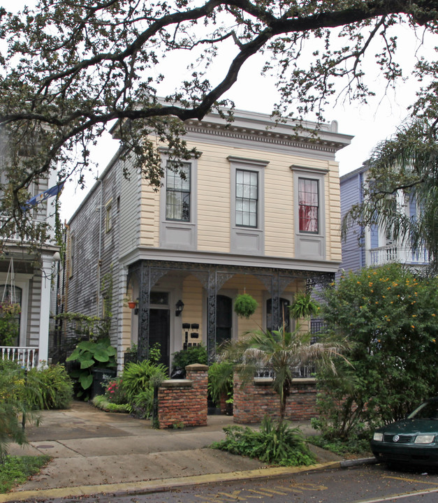 1327 Esplanade Ave in New Orleans, LA - Foto de edificio