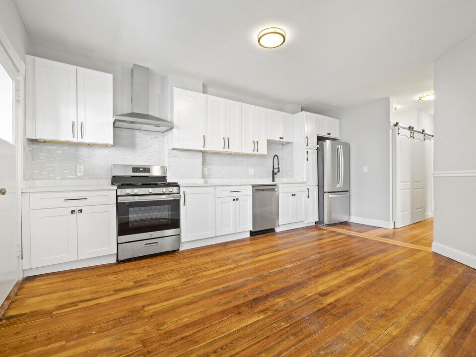 135 Cottage St, Unit 1 in Boston, MA - Foto de edificio