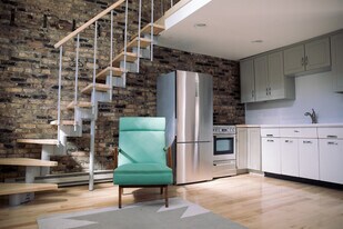 3925 W Eddy St, Unit Coach House in Chicago, IL - Building Photo