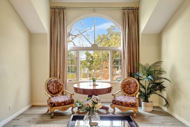 23022 Peacock Ct in Calabasas, CA - Foto de edificio - Building Photo