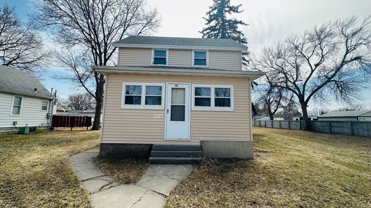 816 3rd Ave NE in Aberdeen, SD - Building Photo