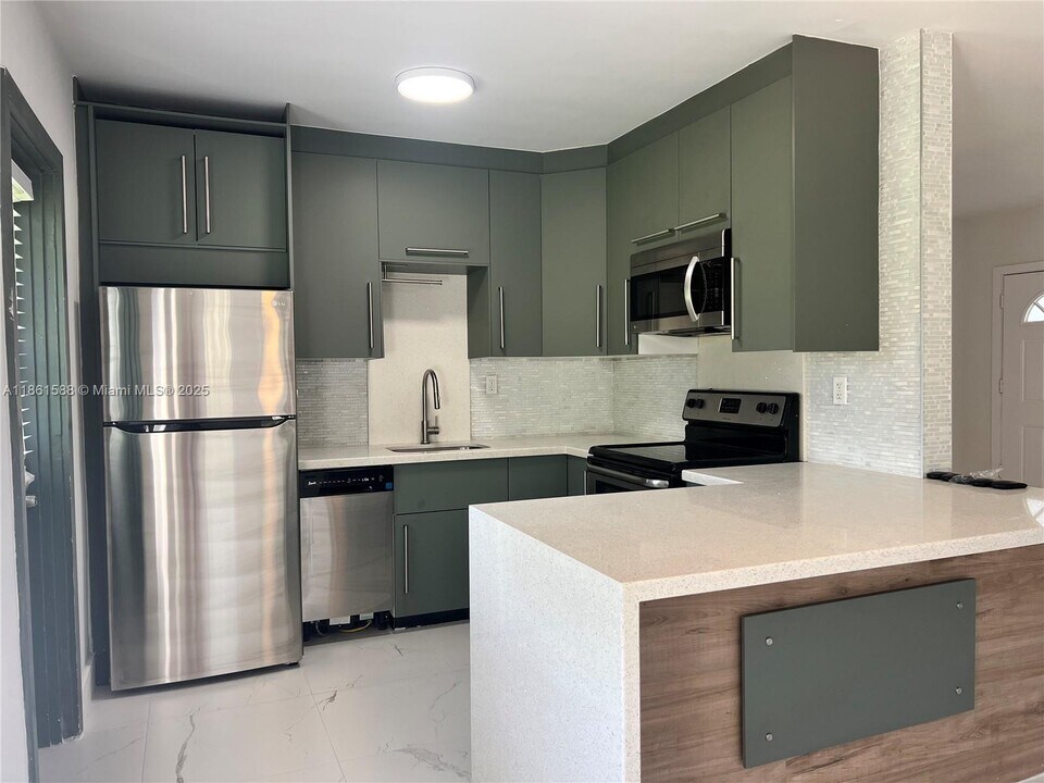 1301 Sylvania Blvd in West Miami, FL - Building Photo