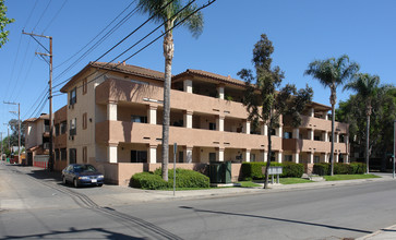 Oak Street Apartments in Santa Ana, CA - Building Photo - Building Photo