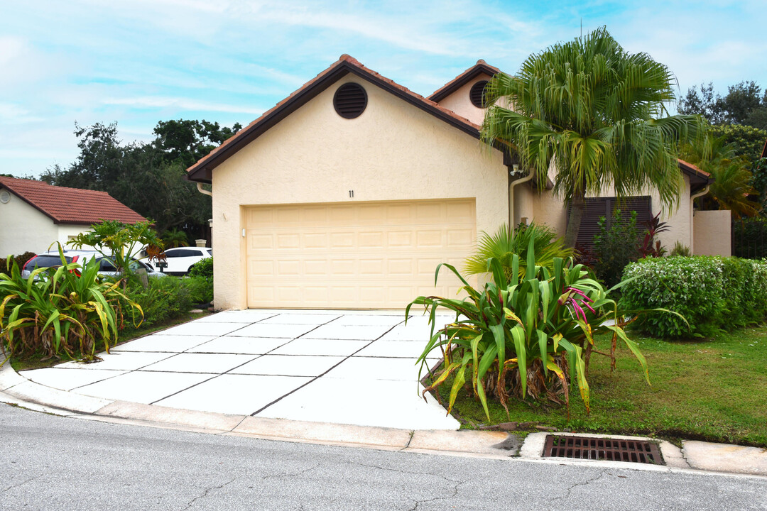 11 Ironwood Way N in Palm Beach Gardens, FL - Building Photo