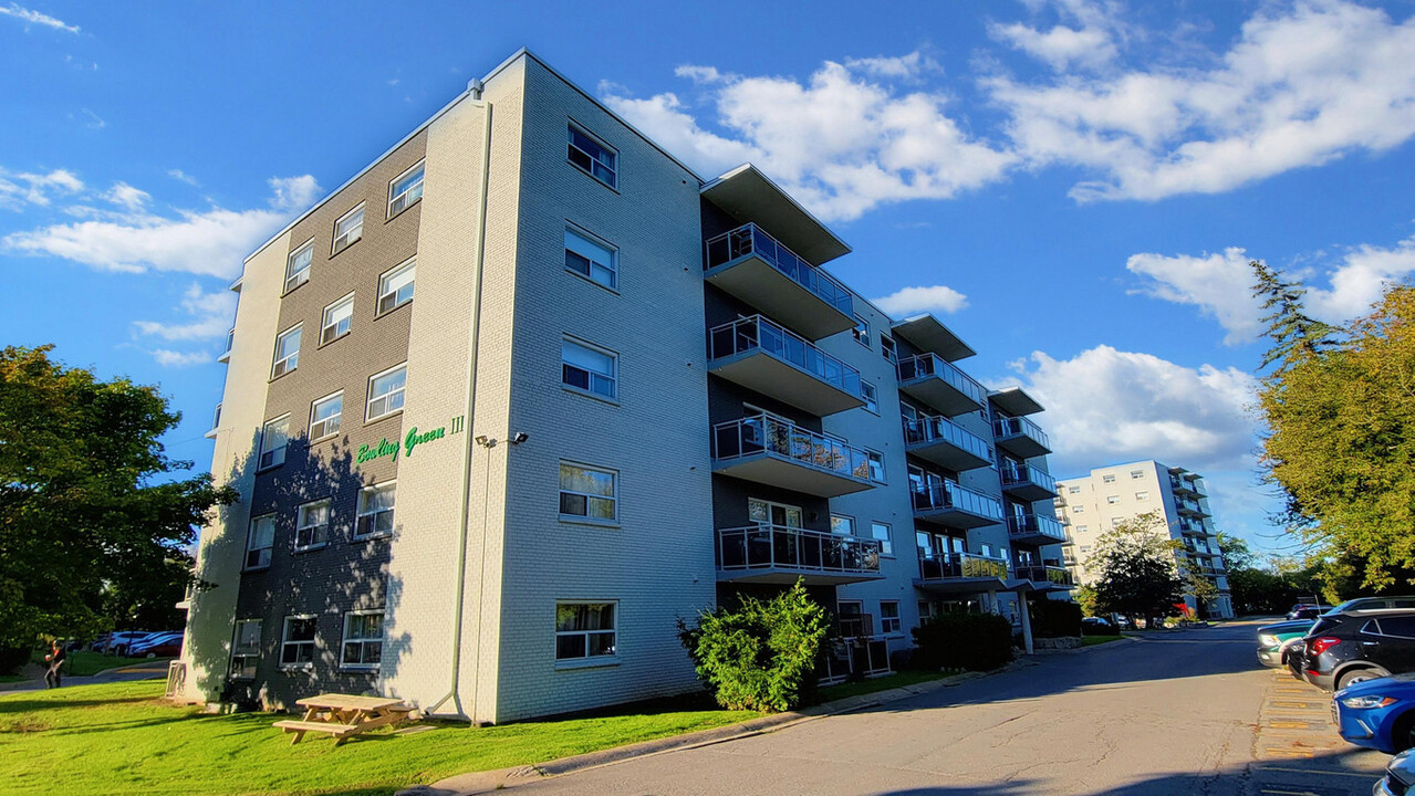 Bowling Green III in Kingston, ON - Building Photo