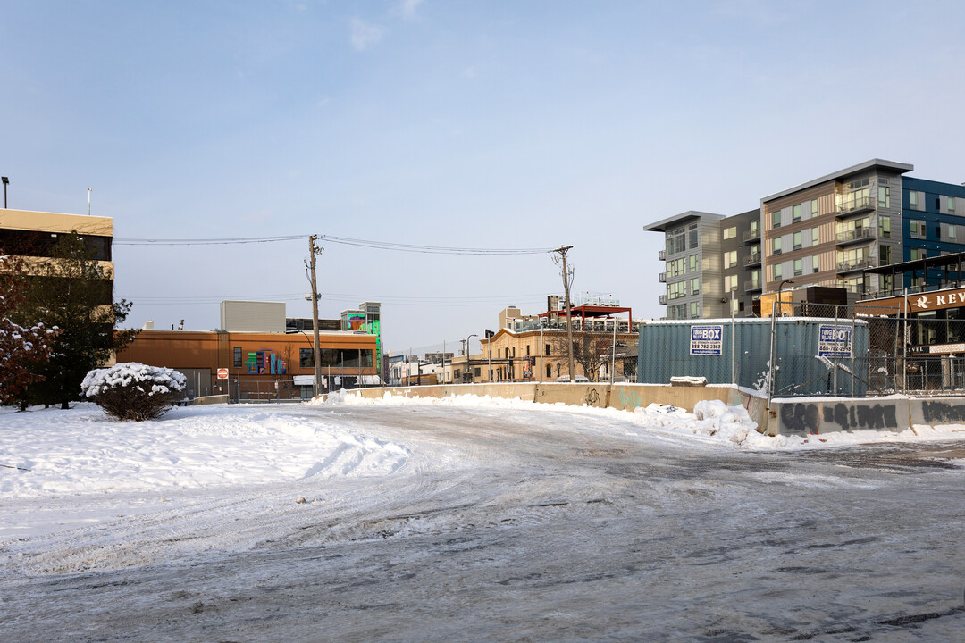 Uptown Tower Apartments in Minneapolis, MN - Building Photo