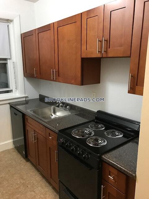 33 Lancaster Terrace in Brookline, MA - Building Photo